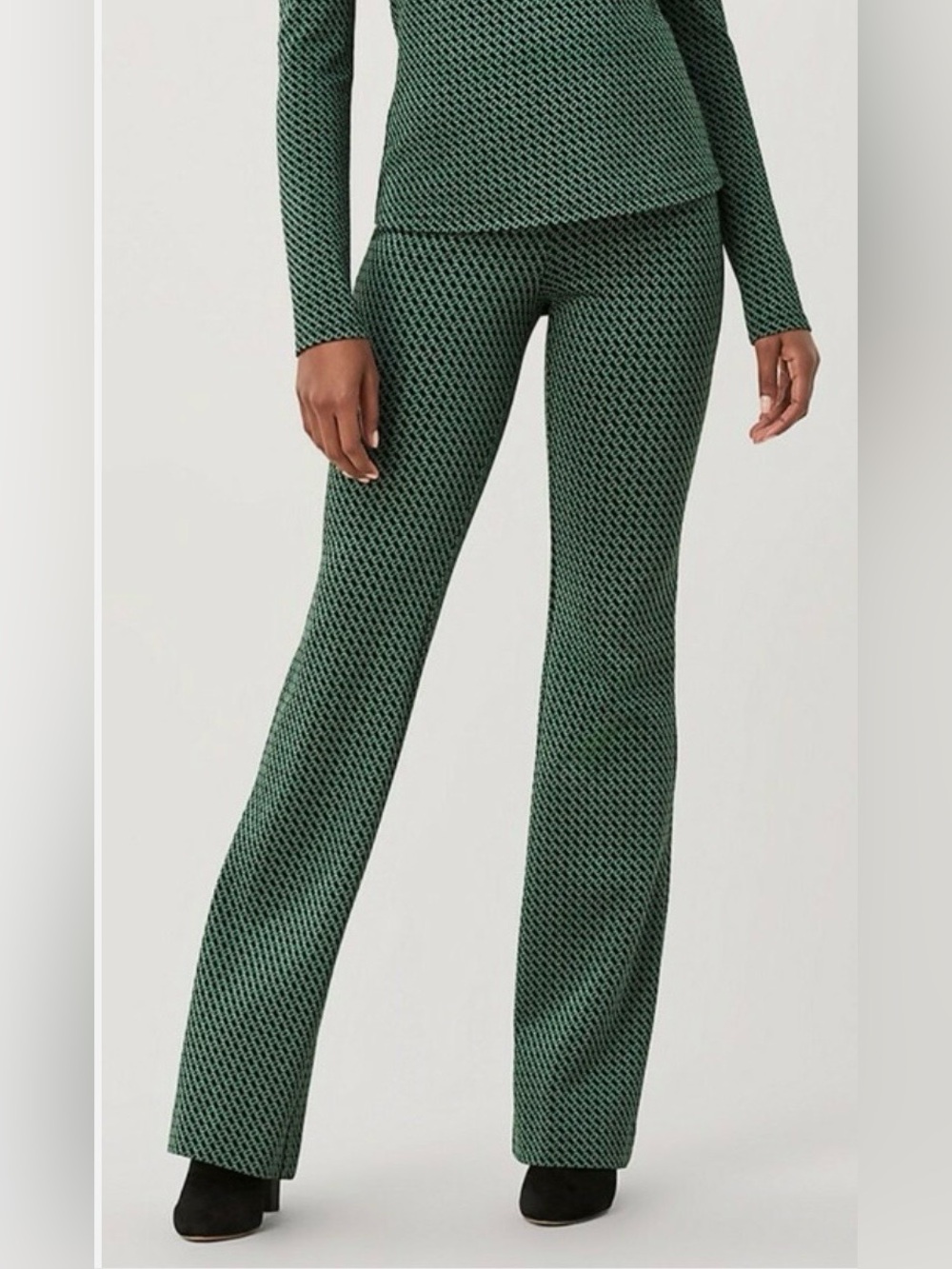 Diane von Furstenberg Caspian Pants in a green and black chain/link print. XS.
